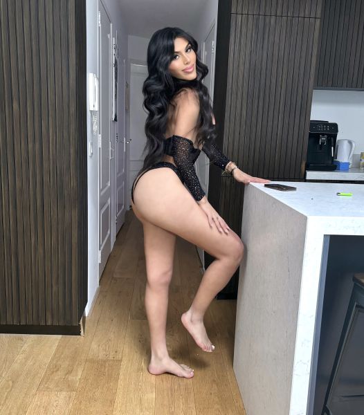Hi, my loves, I'm kamelia, a delicate, affectionate trans-Colombian girl, here to fulfill all your sexual and erotic fantasies that come to your mind. Natural French kisses, mutual blowjobs. Write me to enjoy good sex you can see me on instagram and 