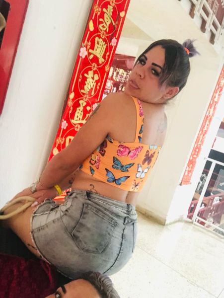 Hola 👋 
Soy rubia de cuerpo lindo . Ojos claros , pelo largo , me gusta Acer de todo en el sexo , y todo me gusta salir a pasear y todo eso , ya saben 