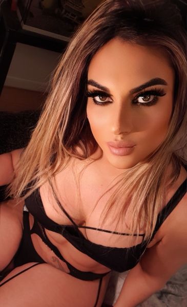 Je m'appelle Megan Melania Joy! Belle jeune fille qui vous offre un vrai service  de compagnie et amusement. Je vous recois à  mon apartement super discret et bien equipe ( CLIMATISEUR AVEC LA TEMPERATURE QUE VOUS SOUHAITEZ) Je suis dispo pour vous donnez le plaisir que vous cherchez depuis longtemp!. Je suis TRÈS coquine et sexy, Caline et chaude au même temp. Je parle courrament le français et l' anglais et biensur ma langue maternel l'espagnol et portuguais. Bisous